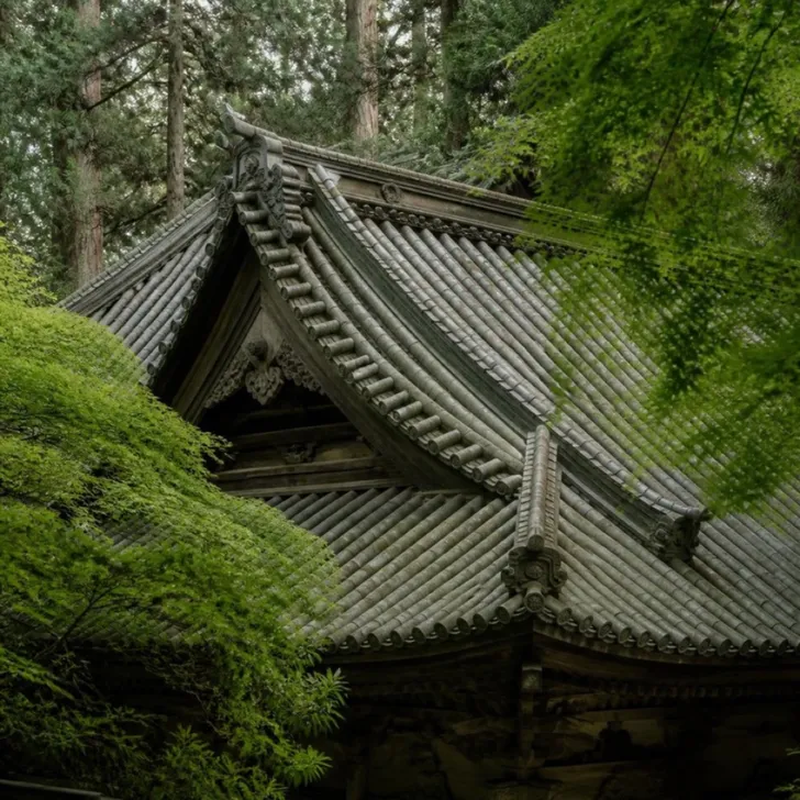 重い瓦屋根の家(イメージ)