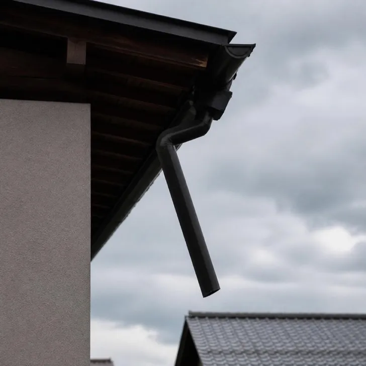 軒から外れた雨樋(イメージ)