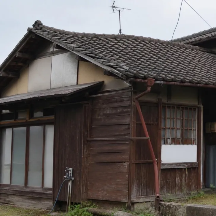 築30年を超えた家の外まわり(イメージ)